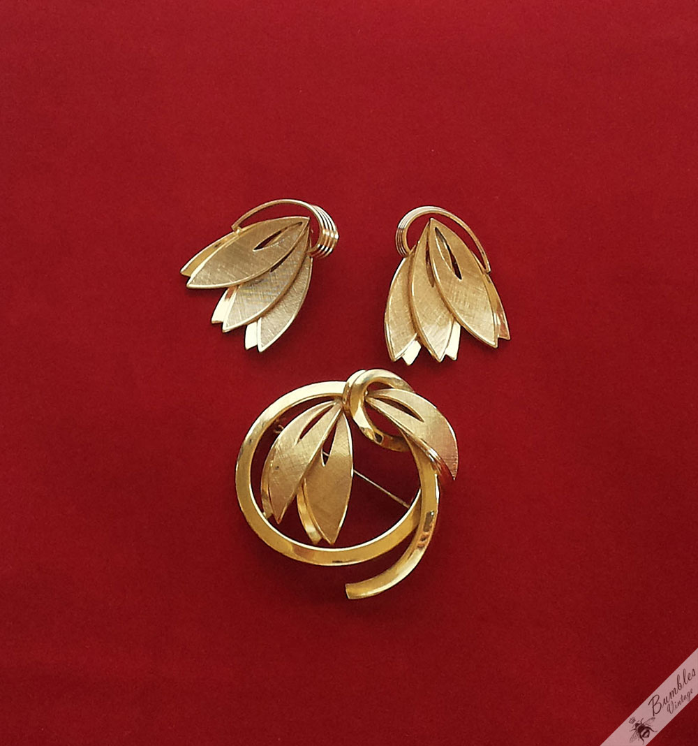 Vintage Gold Plated Germany Leaves Bow Brooch & Clip Earrings Demi Parure Set - Image 2