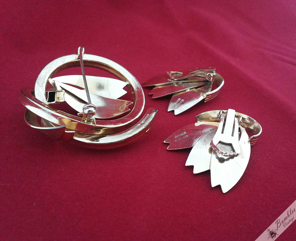 Vintage Gold Plated Germany Leaves Bow Brooch & Clip Earrings Demi Parure Set - Image 3