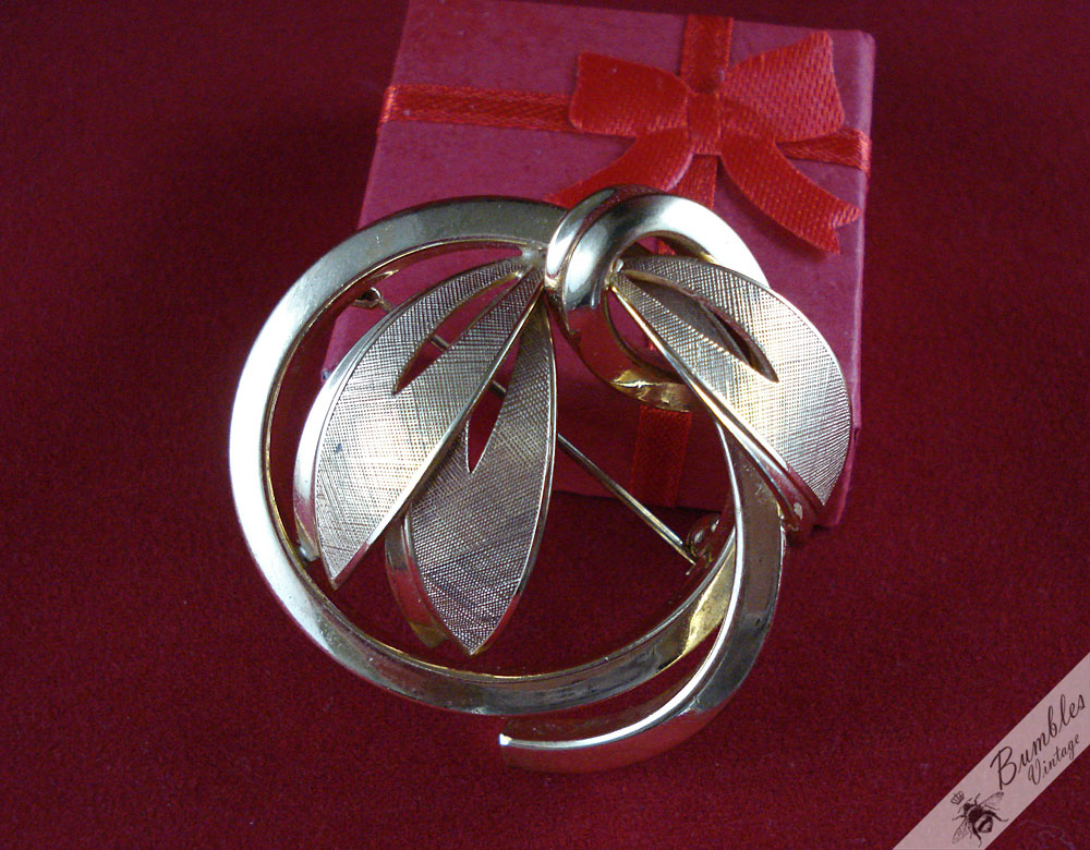 Vintage Gold Plated Germany Leaves Bow Brooch & Clip Earrings Demi Parure Set - Image 4