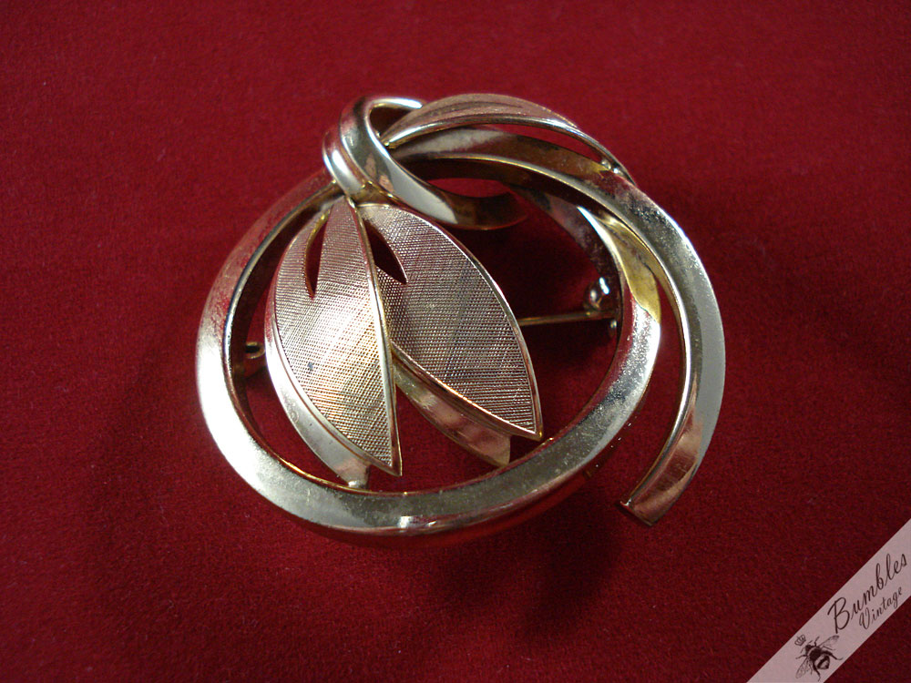 Vintage Gold Plated Germany Leaves Bow Brooch & Clip Earrings Demi Parure Set - Image 5